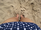 Mis pies en la arena de la playa de Santa María